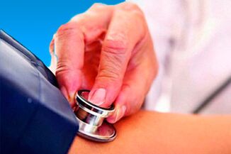 Medición da presión arterial para diagnosticar a hipertensión